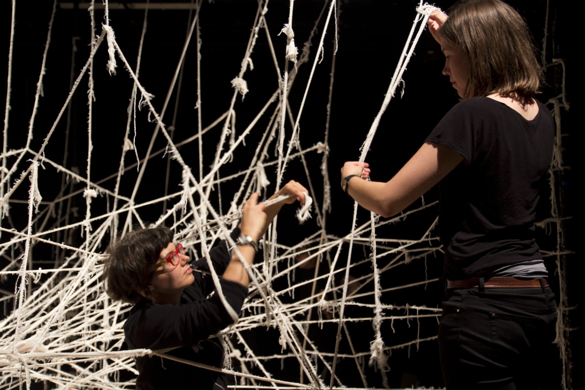 Záber z inscenácie Strung na Royal Central School of Speech and Drama v Londýne (2013), pre ktorú Tanja Beer vytvorila scénu z recyklovaného materiálu. Foto: Alex Blake.