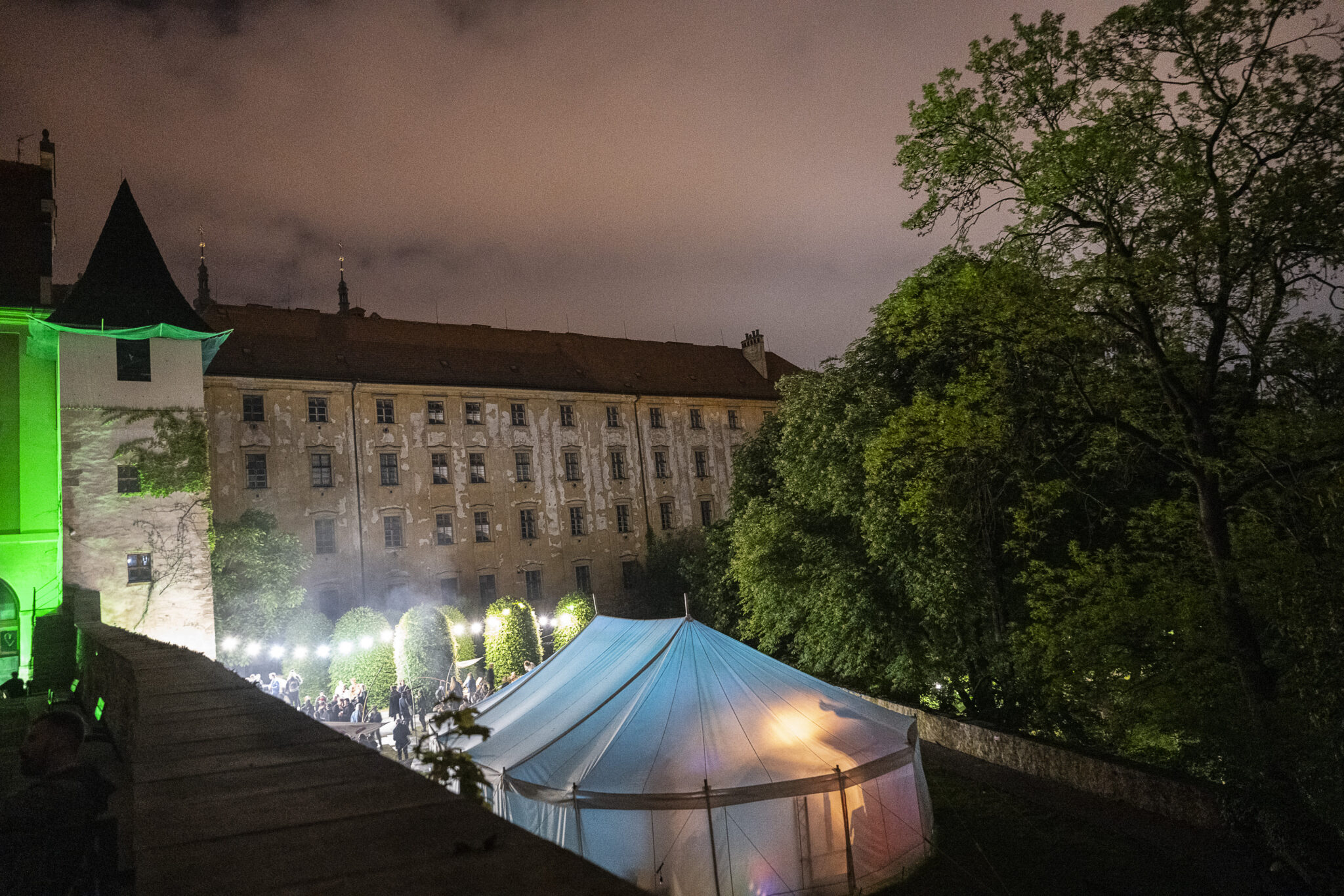 festivalový stan a parkán (foto L. Horký)